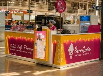 Quiosque Sorveteria My Frost em supermercado, com balcão rosa e amarelo